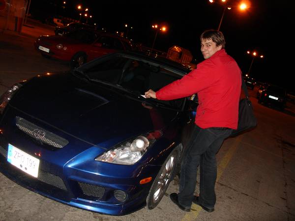 milžinas kaip &scaron;uo, žymi savo teritoriją ;)