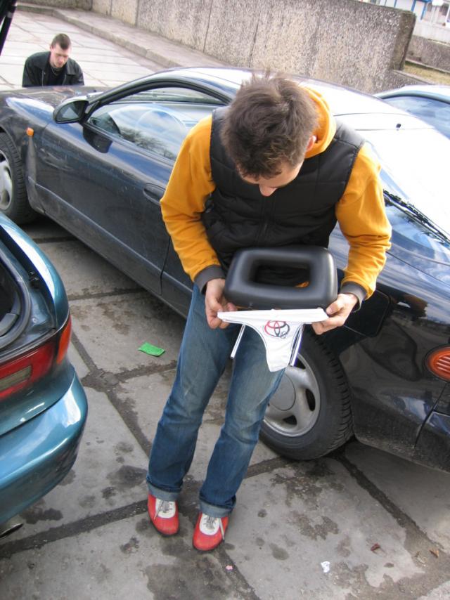 Mokomoji Simo pamokele kaip uzmauti stringus panelems, kadangi ju neturejom tai teko improvizuoti =]