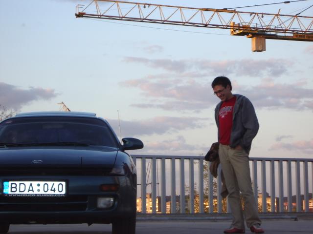 Vienisas vaikinas ir jo automobilis.