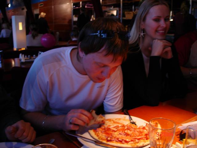 niam .. :D
ir jums zhiurint i foto(i lekshte) panashu kad MilZinas nup**dino irankius ? SHMEJZHTAS ! :PPPPP
:DDDDD