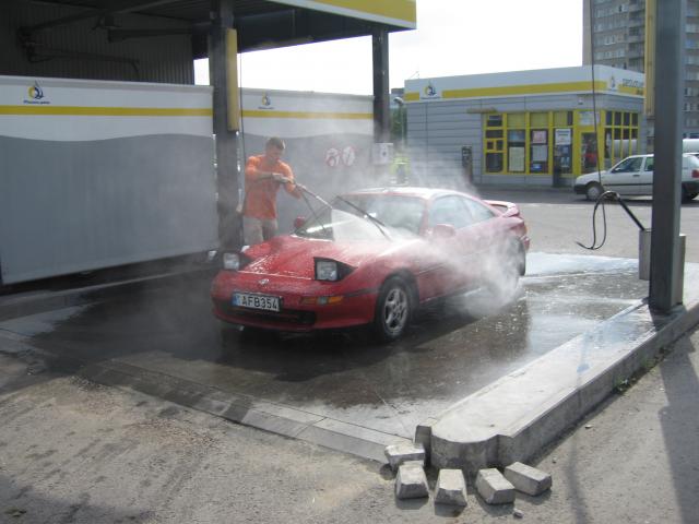 aklasis darbuojasi is peties, kad ant podiumo zvilgetu :)