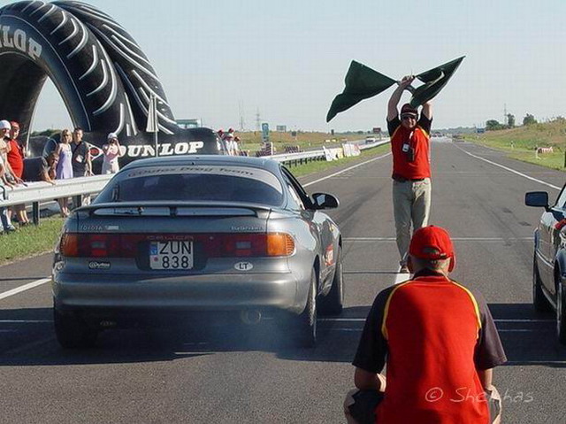 čia kažkiek smagiau, veliavnešys kaip stengiasi