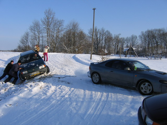 cia teko neatsargu vairuotoja is griovio lupti...