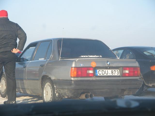 cia slalomo nugaletojas (atvaziavo, isleke be starto, ismete padangas ir laimingas), pats kruciausias su super BMW M'ke, lipdukas tikras is spaudos kiosko........