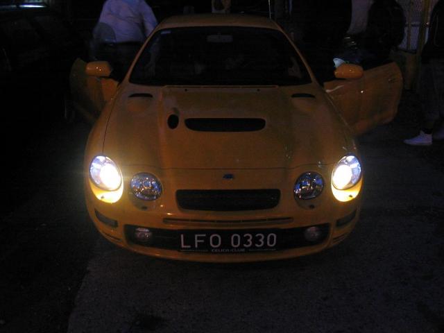 dar viena geltona ST205 (su taip visu trokstamu drakonu ant priekio ir galo :-))