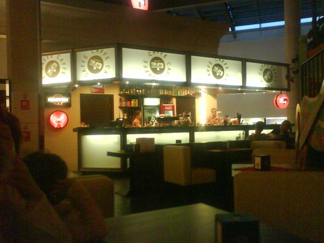 biskiuka susalom, ejiom kavos, bet kadangi kavineje tiesiog buvo marios zmoniu, tai kava teko matyt pirkt is MAXIMOS nes 5 puoduku laukem PUSE valandos :D:D:D:d 