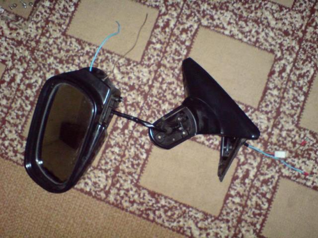 Išardytas veidrodukas. Reikia atsukti 3 varžtus, esančius išorėj apačioj. PS daug sudėtingiau nei skamba.