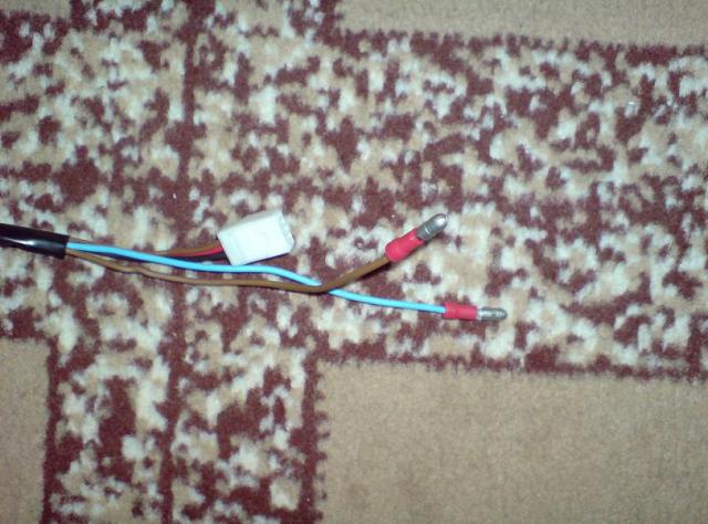 Išvesti papildomi laidai šildymo elementui. Pasistengus nėra sunku iškišti pro tą pačią šlangelę, per kurią eina laidai veidroduko valdymui vielos gabalo pagalba.