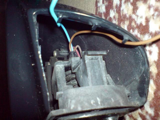 Veidroduko vidus. Pačio veidroduko nenuiminėjau vesdamas laidus. Nesunku juos pravest tik nuėmus dangtelį, esantį iš galo.