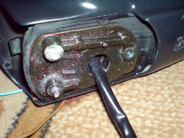 Varžtai užsukti taip, kad juos labai problematiška atsukti. Šiuo atveju teko panaudoti smurtą pries 2 varžtus, kurie nepasidavė geruoju, t.y. drėlę :)