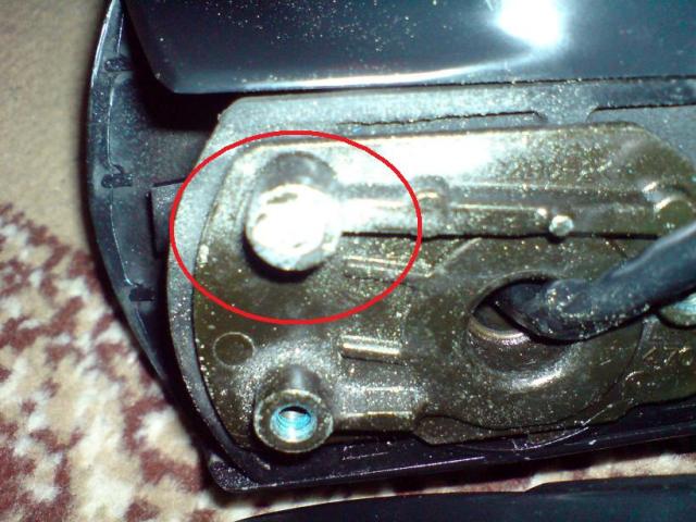 Paskutinis varžtas, kurio neišėjo išsukti nugręžus. Problema tame, kad jo neišėjo beveik nei kiek išsukti su atsuktuvu. Šitie varžtai labai minkšto metalo, todėl labai lengvai prasisuka su atsuktuvu galvut