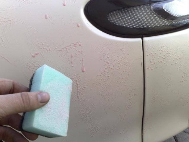 padengiu pavirsiu poliroliu ir palaukiu keleta minuciu kol apdziusta. Geriau ne saules kaitroje, nes polirolis greitai pridziuva ir tampa sunku poliruoti, nesivalo..