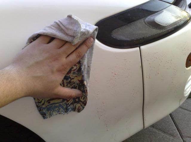 sausu, svelniu skudureliu poliruoju sukamaisiais judesiais, kol nusivalo polirolio milteliai ir matosi blizgesys.