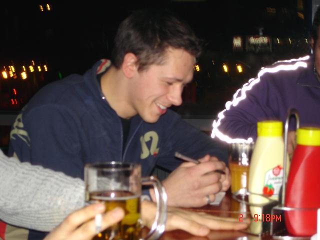 ten simas labaj intensyviaj chatino su kitam stalo gale sedincia lenkaite .. geda jam :D