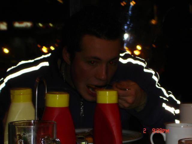 niam niam .. itikino sima, kad jis pats paliko rashteli ISHVYNIAVES ir kemsha sau lajmingas .. :D