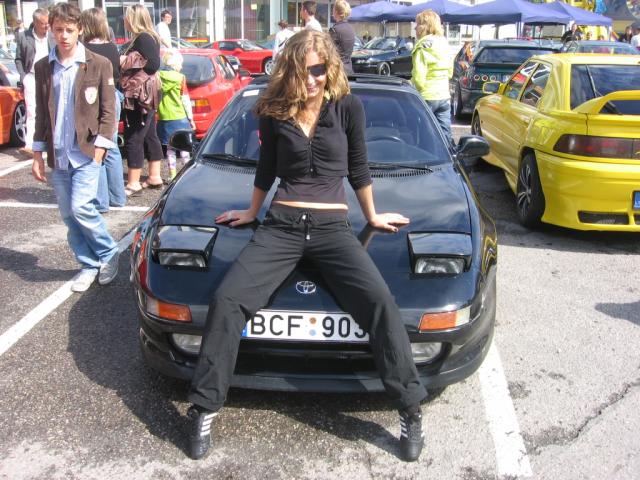 merginos tiesiog limpa prie mr2 - ir ne tik....