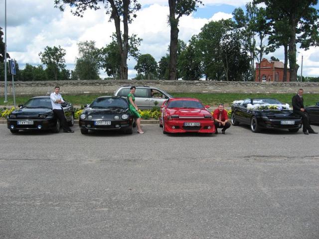 Klubo atstovai prie savo leliku