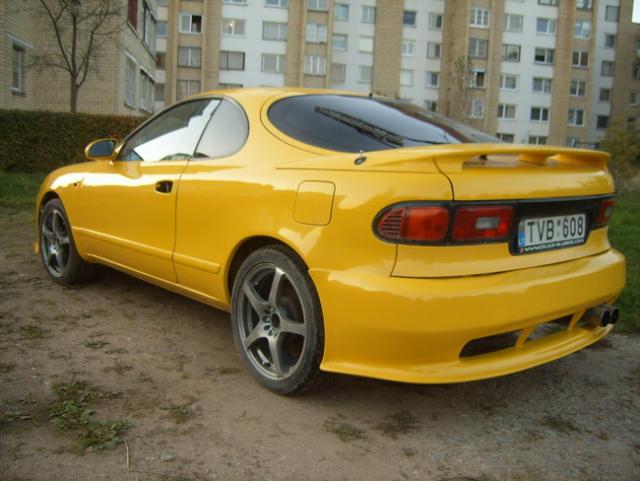 priekiniai sparnai irgi laikėsi tik ant garbės žodžio