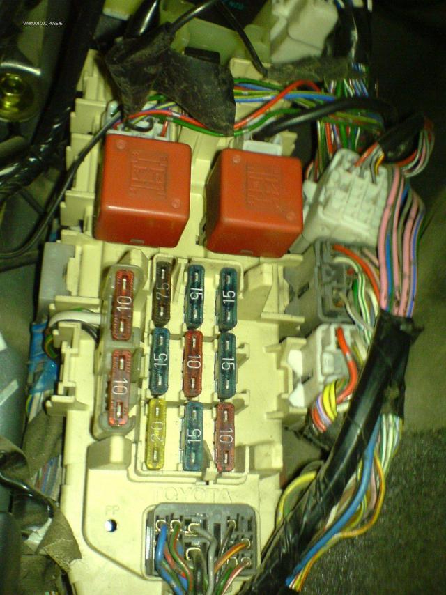 Vairuotojo pusej tokios 2 reles, bet isemus jas vistiek veikia valytuvai nenustoja veikti???kodel?ieskom toliau...