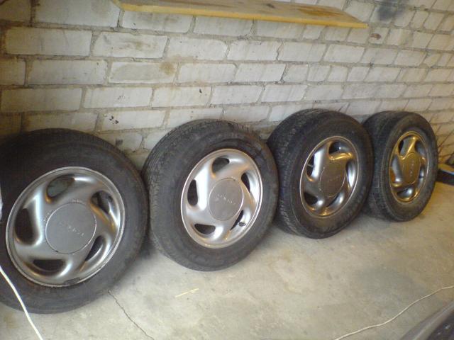 Parduodu lietus ratlankius Toyota Celica R14 5 skyliu su 2  beveik naujom padangom pravaziuota mazai labai su jom, kitos dvi sutrintos Kaina 450Lt negalutine 