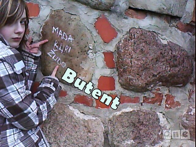 cia prie kauno pilies radom su sese akmeny ir ten buvo parasyta mada kuri zudo 